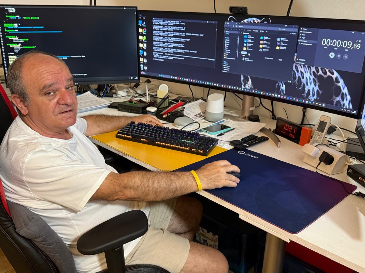 Gianni Maiolo alla sua postazione informatica